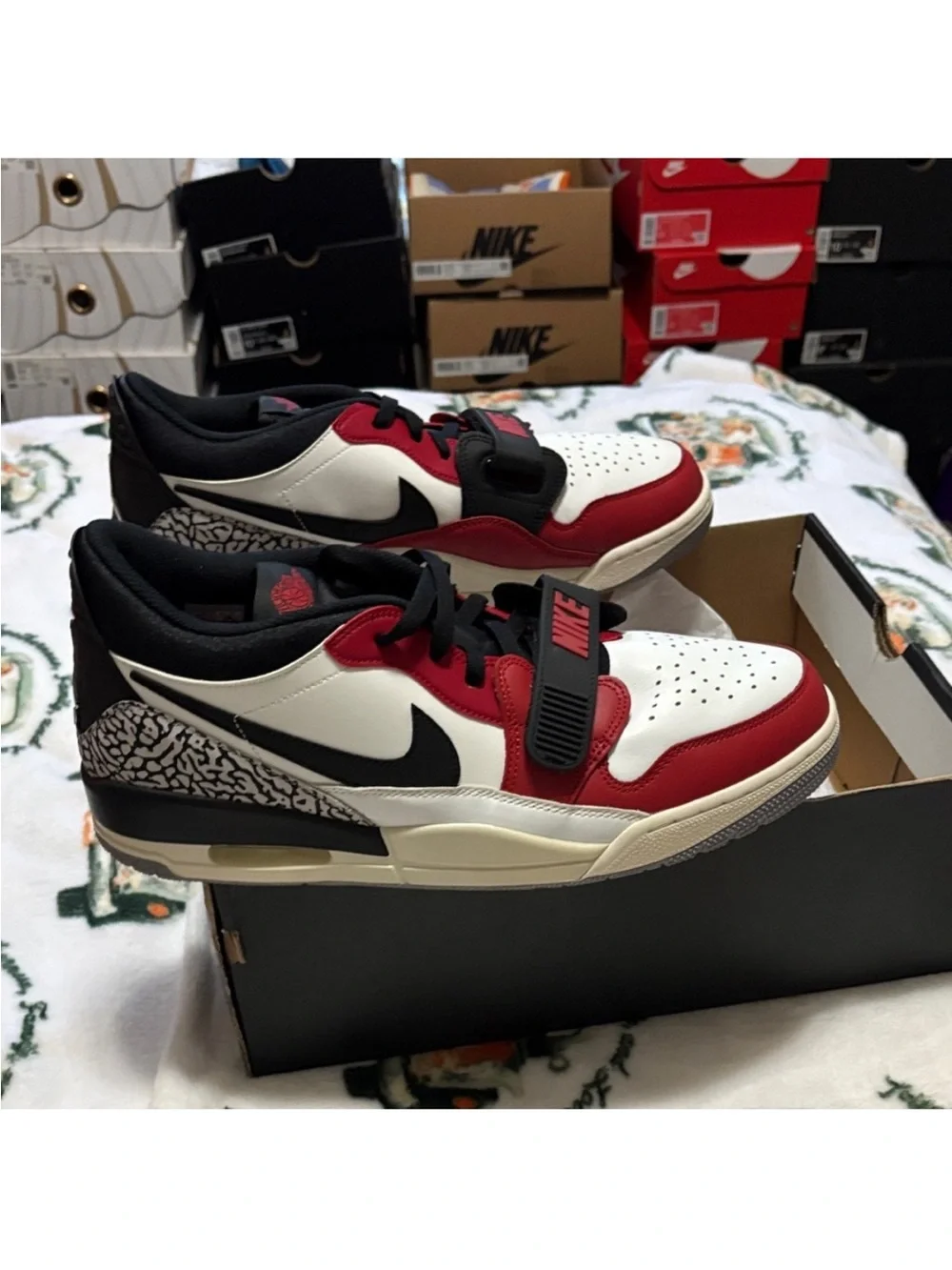 Men’s Jordan legacy 312 Low-Top Sneakers in White/Red/Black